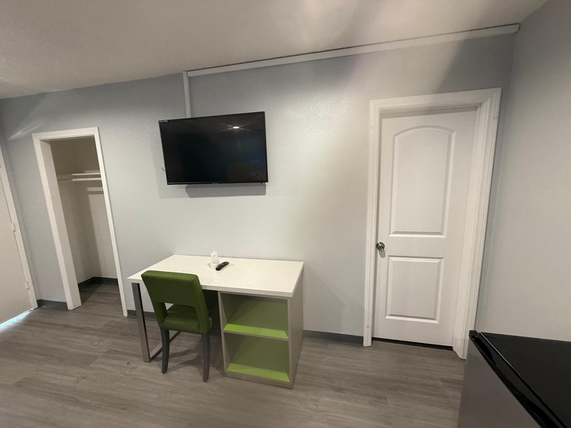 Motel Hi-way Host