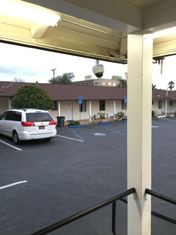 Hi-way Host Pasadena