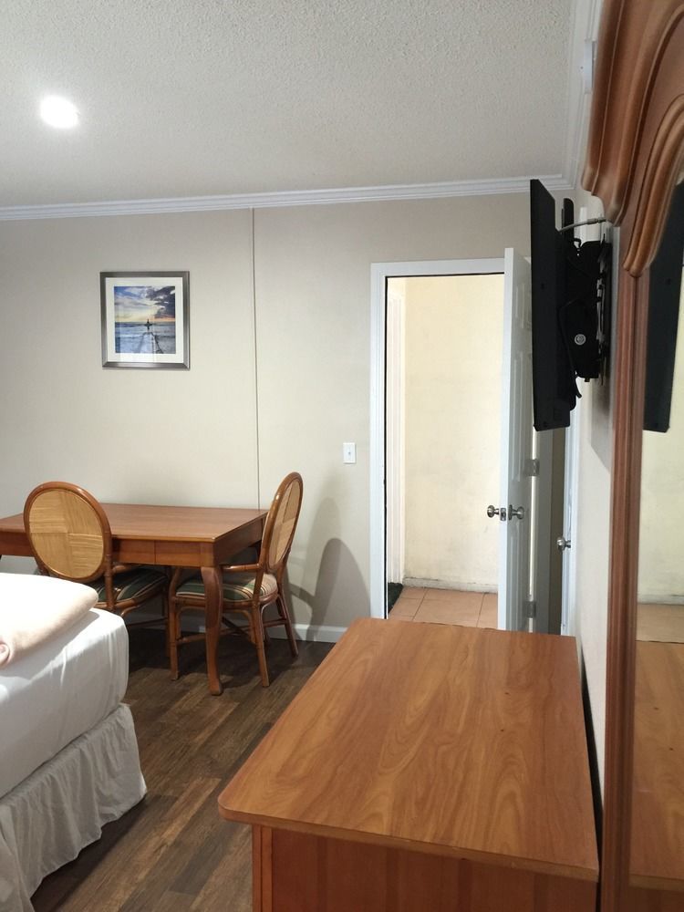 Hi-way Host Motel *