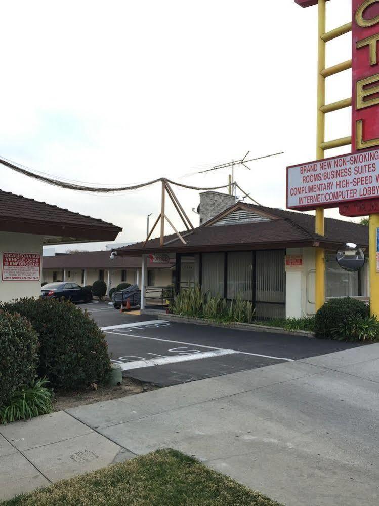 Hi-way Host Motel