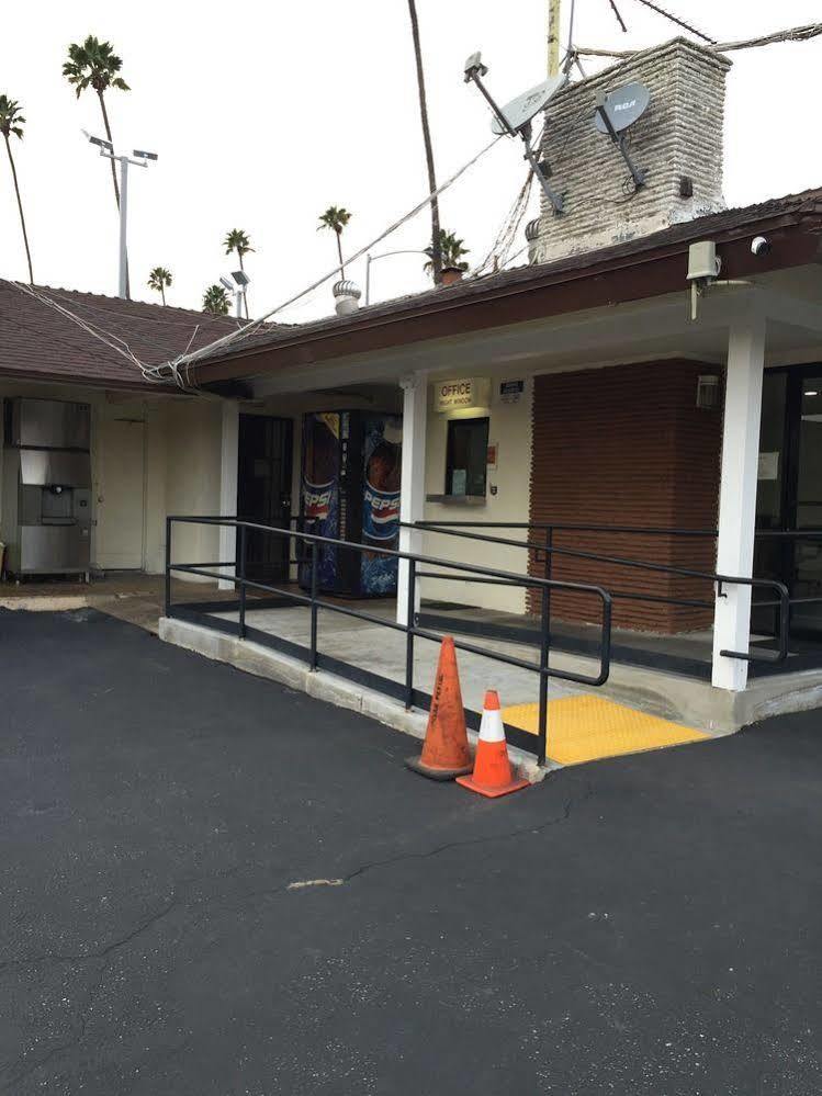 Hi-way Host Motel *
