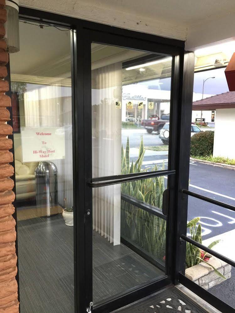 Hi-way Host Motel *