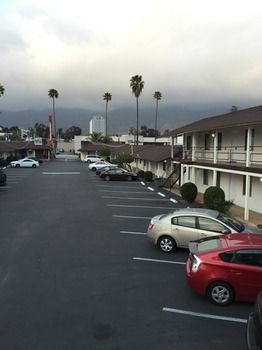 Hi-way Host Motel *