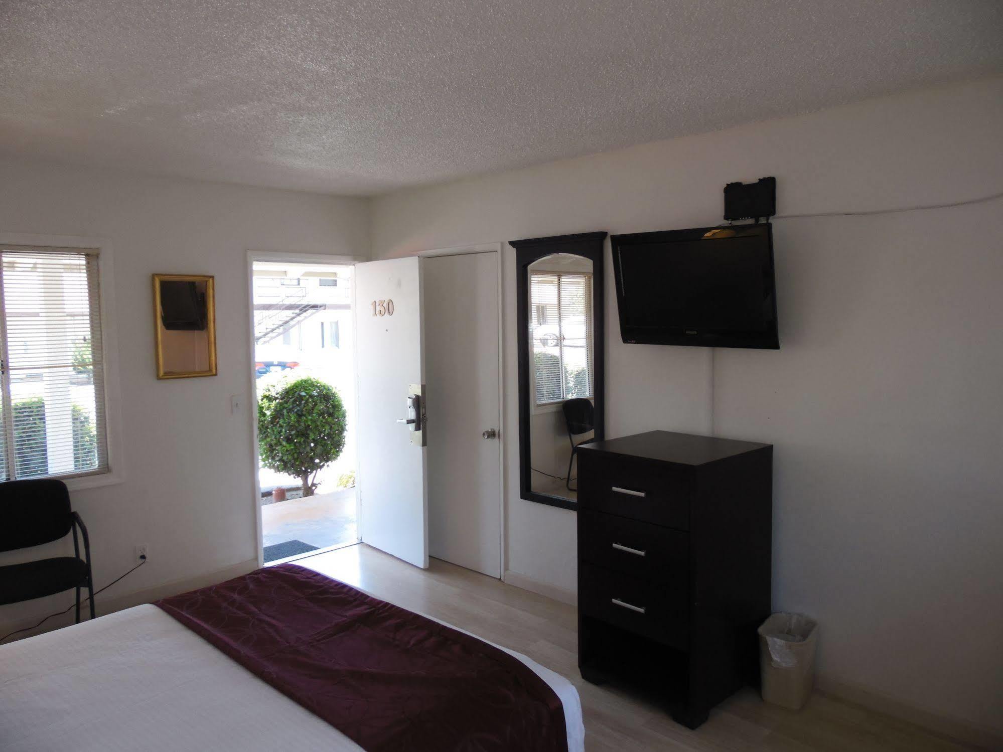 Hi-way Host Motel
