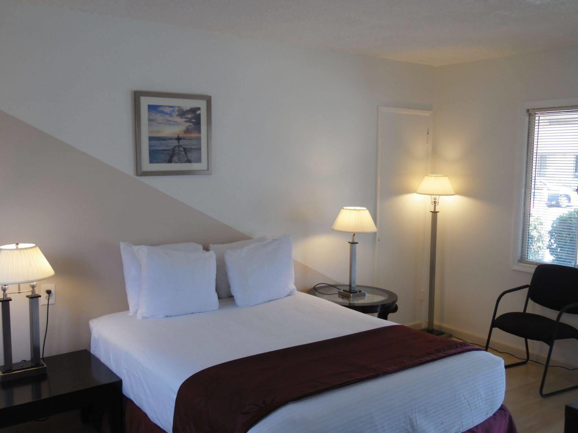 Motel Hi-way Host *