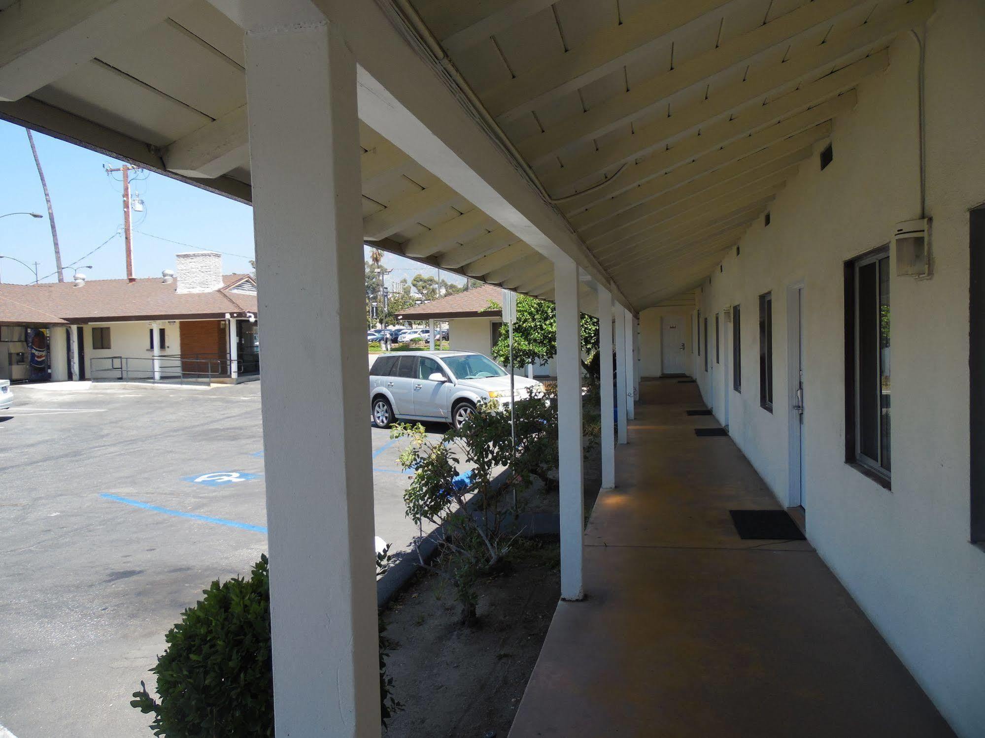 Motel Hi-way Host