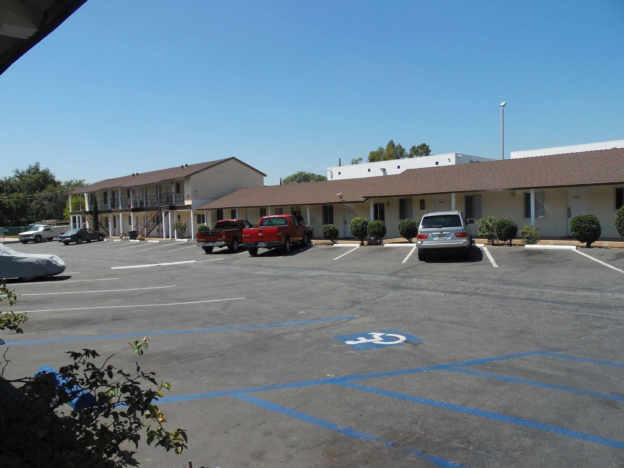 Motel Hi-way Host *