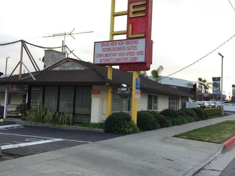 Hi-way Host Motel *